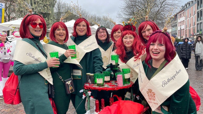 Und natürlich darf auch das ein oder andere Gläschen Sekt nicht fehlen. Wenn es beim nächstgelegenen Stand also mal kurzfristig eng werden sollte mit dem Nachschub, diese netten Damen helfen bestimmt gerne weiter.