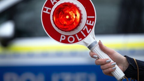 Polizistin hält Polizeikelle in die Kamera - Polizei liefert sich in Neustadt Verfolgungsjagd