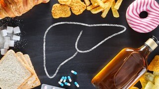 Stilisierte Kreidezeichnung einer Leber umgeben von ungesunden Lebensmitteln