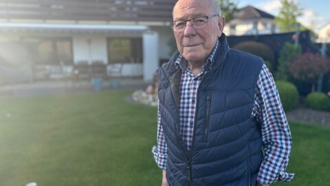 Zeitzeuge des Zweiten Weltkrieges Heinz Schäfer steht vor einem Haus