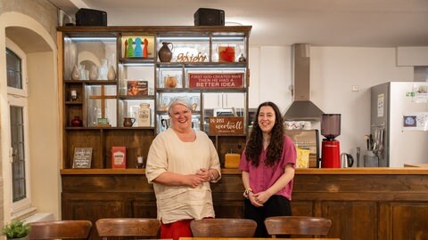 Wilbirg Rossrucker und Alina Weißer stehen im Cafébereich des Hoffnungshauses.