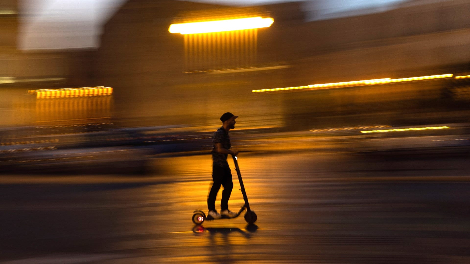 Jugendlicher türmt mit 70 km/h auf E-Scooter vor Binger Polizei
