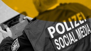 Social Media-Polizist bedient ein Tablet