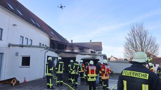Löscharbeiten der Feuerwehr beim Brand eines Jugendtreffs in Bernstadt. Die Einsatzkräfte waren rasch vor Ort. Die Feuerwehr hat ihren Sitz im selben Gebäude.