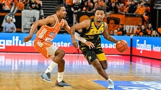 Justin Simon (ratiopharm Ulm) und Elijah Hughes (MHP Riesen Ludwigsburg) beim BBL-Match am 06. März 2026.