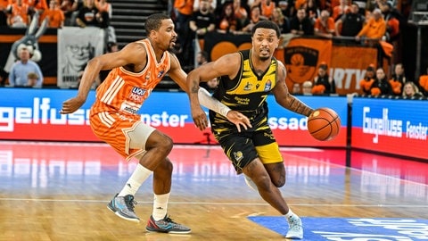 Justin Simon (ratiopharm Ulm) und Elijah Hughes (MHP Riesen Ludwigsburg) beim BBL-Match am 06. März 2026.