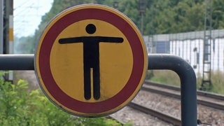 Nach dem Sturz eines Bahnmitarbeiters aus einem fahrenden Zug bei Ettlingen laufen die Ermittlungen.