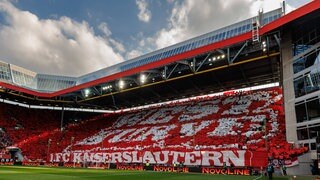 Bald wieder bis auf den letzten Platz gefüllt - die Westkurve im Kaiserslauterer Fritz Walter Stadion