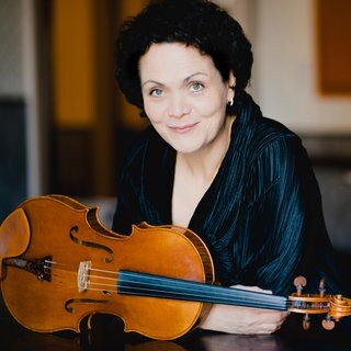 Die Musikerin Tabea Zimmermann hält ihr Instrument, eine ViolaBratsche.