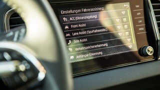 Das Infotainment-Display eines Autos zeigt verschiedene Einstellungen zu Fahrerassistenzen an. | Fahrlehrer: Fahrassistenzsysteme sind "Fluch und Segen" zugleich