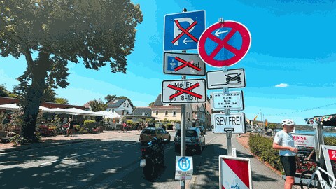 Am Straßenrand in Nierstein stehen viele verschiedene Schilder wegen der Vollsperrung der B9.