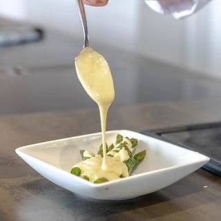 Blitz-Hollandaise über grünem Spargel. Mit dem SWR1 Pfännle-Rezept gelingt die Hollandaise in zwei Minuten.