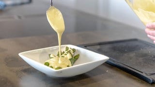 Blitz-Hollandaise über grünem Spargel. Mit dem SWR1 Pfännle-Rezept gelingt die Hollandaise in zwei Minuten.