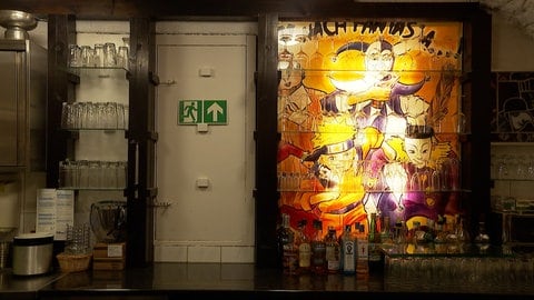 Einer der Notausgänge im "Dupf-Club" Basel befindet sich im Thekenbereich. 