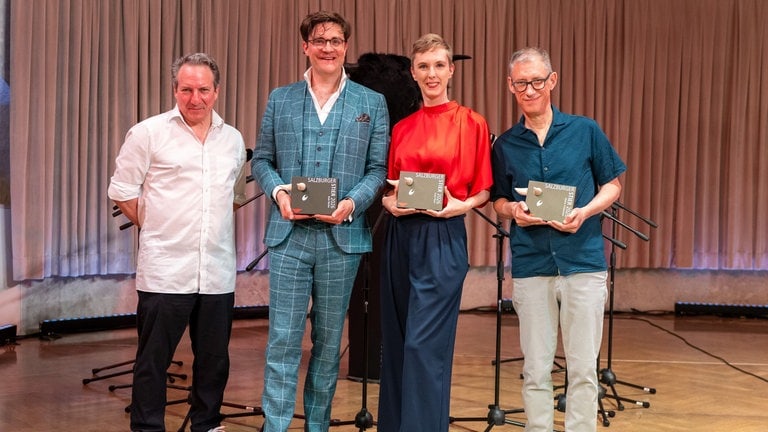 Salzburger Stier 2026: Moderator Robert Palfrader, die Preisträger Bodo Wartke, Sonja Pikart und Markus Schönholzer