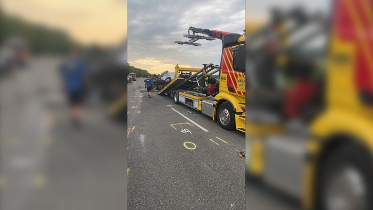 Der kaputte Transporter wird von der Unfallstelle abtransportiert.