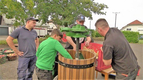Häckseln, Pressen und dann auf die Gärung warten: In vielen Orten in der Region Trier ist das Viezkeltern Tradition.