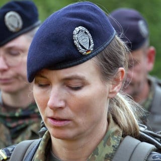 Soldatin und Soldaten beim Gedenken Gefallener
