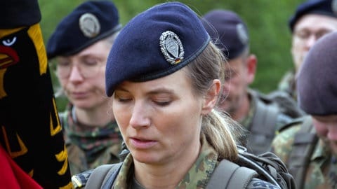 Soldatin und Soldaten beim Gedenken Gefallener