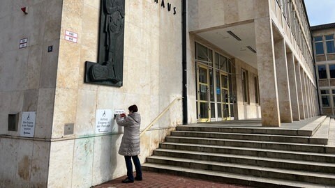 Der Briefkasten vom Neu-Ulmer Rathaus. Hier können die Umschläge für die Briefwahl eingeworfen werden.