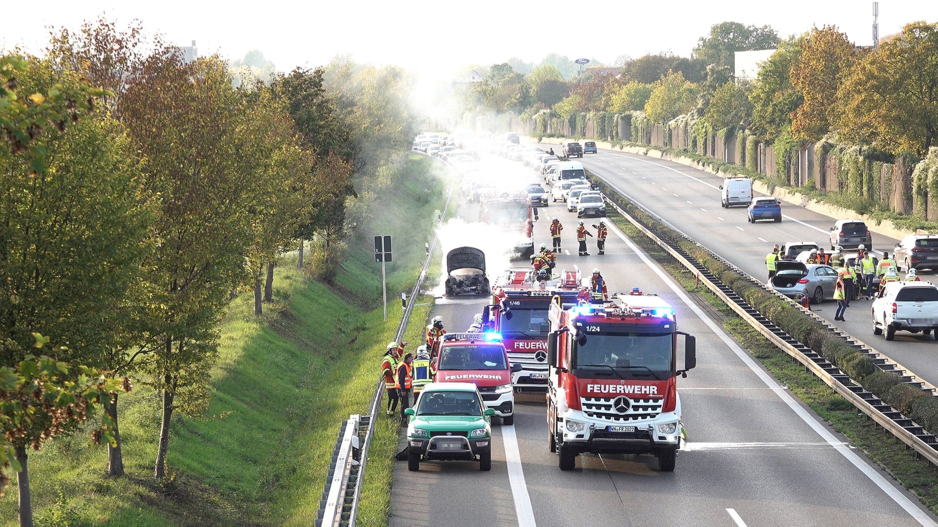 Auto fängt auf B29 an zu brennen: Gaffer löst Unfall auf der Gegenfahrbahn