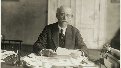 Philipp Scheidemann (1865 - 1939), SPD, um 1925 am Schreibtisch