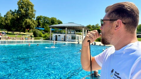 Hat die Badegäste im Bergbad im Blick: Bademeister Vitalij Buchholz.