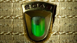 Das "magische Auge" eines Grundig-Röhrenradios aus den 1950er Jahren zeigt den Betriebszustand mit einer satten grünen Farbe an. Archivfoto.