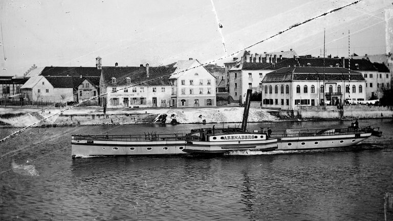 Der Dampfer Arenenberg fährt durch den Seerhein.
