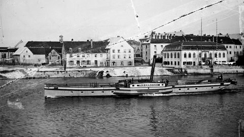 Der Dampfer Arenenberg fährt durch den Seerhein.