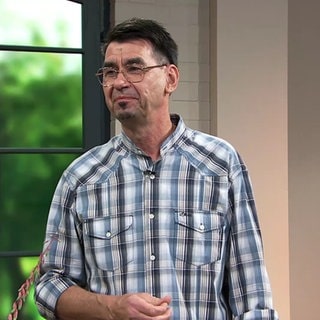 Matthias Uhlig steht im Studio