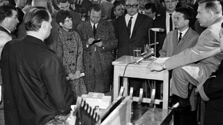 Der Verlagsdirektor des Spiegel, Hans Detlev Becker (rechts am Rednerpult), und Spiegel-Chefredakteur Johannes K. Engel (links daneben), sprechen am 29.10.1962 in Hamburg zu den Angehörigen des Verlages. Im Zuge der Spiegel-Affäre mussten sich Mitarbeiter des Nachrichtenmagazins "Der Spiegel", darunter auch Herausgeber Rudolf Augstein, wegen eines kritischen Artikels gegen eine Anklage vermeintlichen Landesverrats zur Wehr setzen.