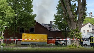 Abgebranntes Haus im Kreis Kusel. Feuerwehr ist im Einsatz.