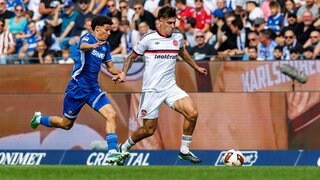 KSC-Angreifer Louey Ben Farhat im Duell mit Javier Fernandez vom 1. FC Nürnberg.