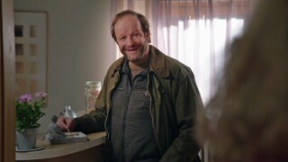Bernd Clemens im Anmeldebereich der Praxis