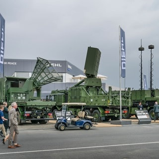 Diehl Defence, Raketenabwehrsystem IRIS-T SLM auf der Internationale Luft- und Raumfahrtausstellung Berlin: Sie produzieren Panzer, Flugzeuge, Radare, Munition oder Software. Es gibt viele Rüstungsfirmen in Baden-Württemberg und Rheinland-Pfalz.