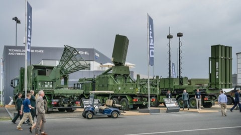 Diehl Defence, Raketenabwehrsystem IRIS-T SLM auf der Internationale Luft- und Raumfahrtausstellung Berlin: Sie produzieren Panzer, Flugzeuge, Radare, Munition oder Software. Es gibt viele Rüstungsfirmen in Baden-Württemberg und Rheinland-Pfalz.