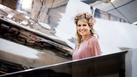 Königin Maxima eröffnet mit Blumen im Haar und einem rosa Kleid das Migrationsmuseum Fenix auf der Halbinsel Katendrecht. Das neue Museum zum Thema Migration wird am 16. Mai 2025 für die Öffentlichkeit geöffnet.
