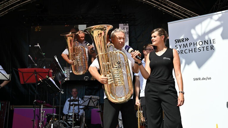 Die SWR Festivalmeile und Festivalbühne auf den SWR Sommerfestival in Speyer.
