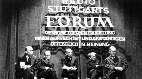 Mit Diskussionsrunden, wie dem Radio Stuttgart Forum, soll dem deutschen Hörer demokratisches Verhalten gezeigt werden.