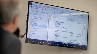 Das Programm "eAkte Justiz" wird während einer Pressekonferenz nach der Einführung der elektronischen Akte an allen Gerichten der Arbeitsgerichtsbarkeit in Baden-Württemberg präsentiert. BW hat als erstes Bundesland die elektronische Akte vollständig eingeführt. Das Akteneinsichtsportal ist eines der Vorteile.