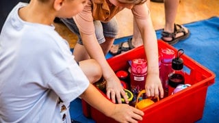  Trinkbecher mit Wasser an einem sehr heißen Sommertag in einer Grundschule.
