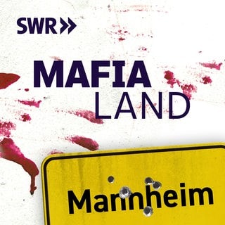 Weißer Hintergrund Blut beschmiert mit Schriftzug "MAFIA LAND" und dem Ortschild von Mannheim mit Einschüssen (Der SWR Podcast MAFIA LAND - Die deutsche Spur: Staffel 2 in ARD Sounds)
