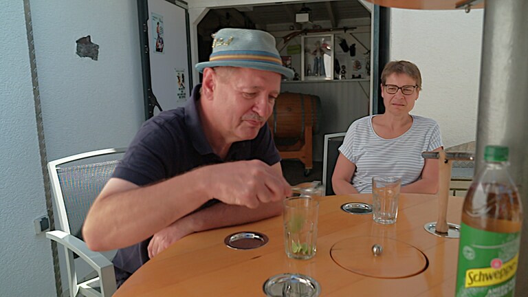 Rainer und Sabine Hummel an ihrem Caipirinha-Tisch