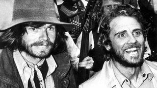 Reinhold Messner (links) und Peter Habeler (rechts) 1978 in München. Der damals 33-jährige Südtiroler Messner und sein Begleiter Peter Habeler haben geschafft, was Mediziner und Bergsteiger für nahezu unmöglich gehalten hatten: Am 8. Mai 1978 erreichten sie als erste ohne künstlichen Sauerstoff den Gipfel des 8848 Meter hohen Mount Everest.