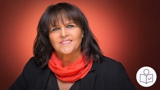 Das Foto zeigt die frühere Bürger·meisterin von Todtmoos, Janette Fuchs. Sie trägt ein orange·farbenes Hals·tuch uind lächelt in die Kamera. Rechts das SWR Logo für leichte Sprache. 