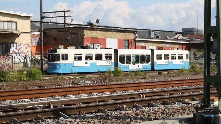 Dreigliedrige Straßenbahn mit niederflurigem Mittelteil.