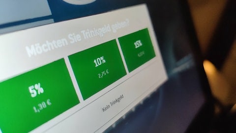 Deutschland, 01.03.2024: Auf einem Kundendisplay steht die Aufforderung: Möchten Sie Trinkgeld geben? - Zu Auswahl stehen 5, 10 und 15 Prozent oder Kein Trinkgeld