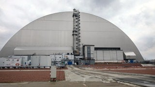 Die neue sichere Umschließung versiegelt die auch als Sarkophag bekannte temporäre Struktur, die 1986 über den Trümmern des 4. Reaktors des Kernkraftwerks Tschernobyl errichtet wurde.