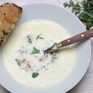 Kartoffelsuppe mit Speckstippe und Apfelröstbrot